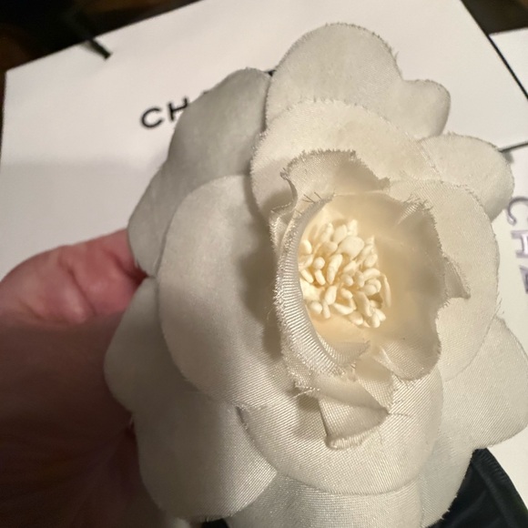 CHANEL Black and White Camellia Hair Accessories - Picture 4 of 6